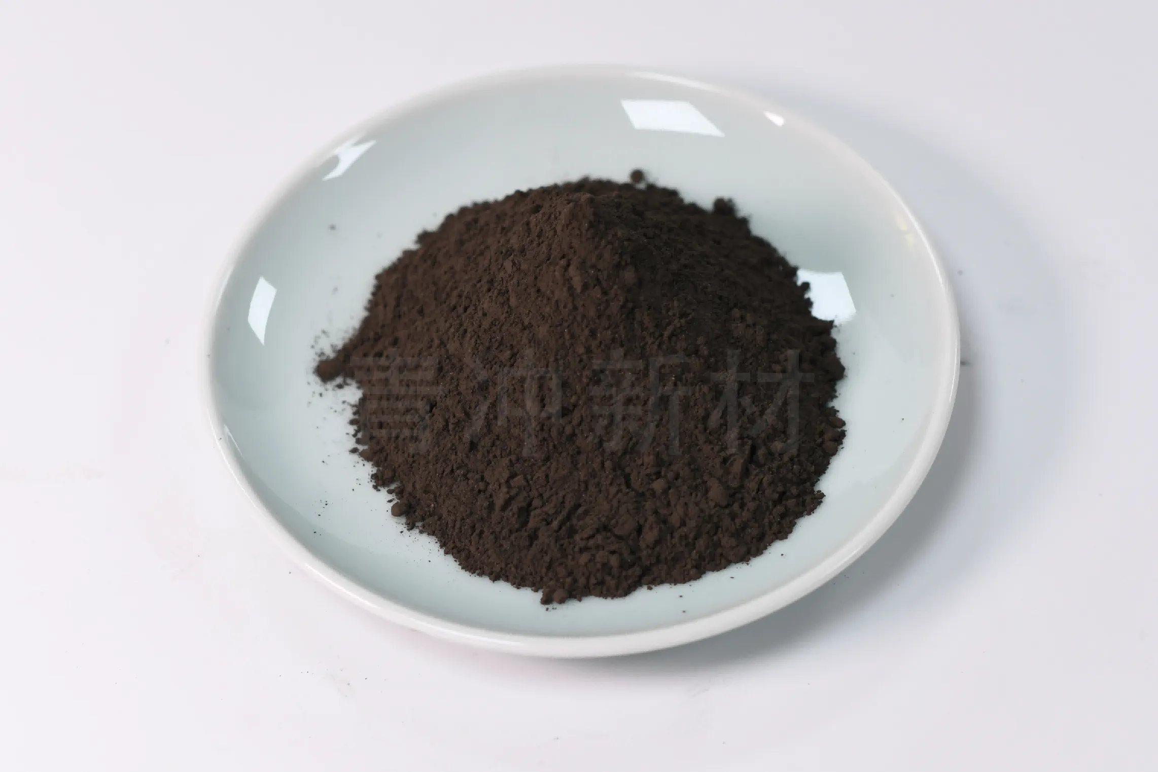 MnO come colorante ceramico: come ottenere smalti marroni e ambrati uniformi con la polvere di ossido di manganese